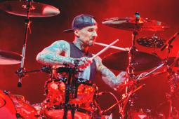 Музыкант из Blink-182 попал в больницу с тромбами и стафилококком