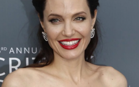 Анджелина Джоли в открытом платье ужаснула тощей фигурой