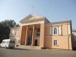 Артисты Джалал-Абадской области своими силами ремонтируют здание драмтеатра